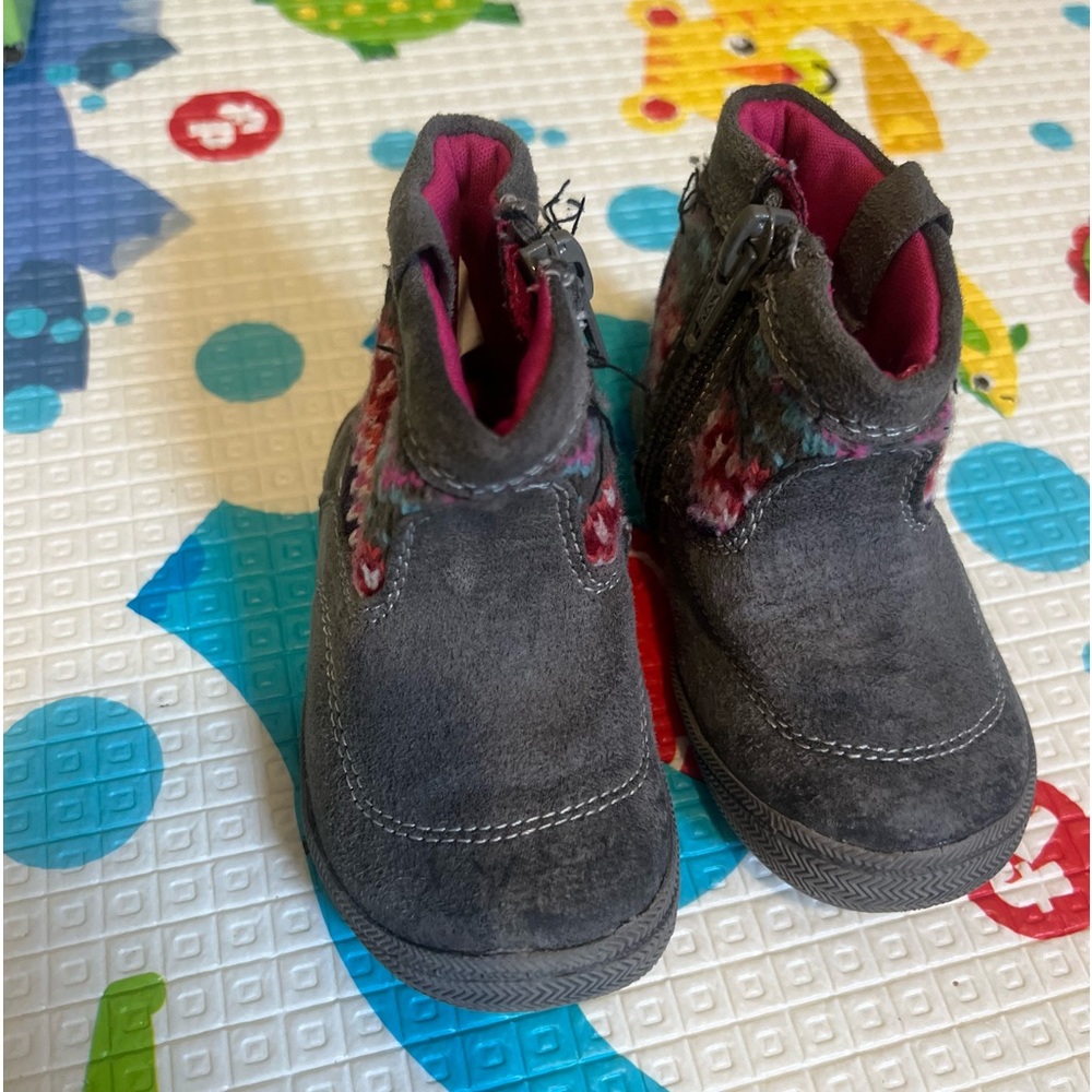 Winter boots size 4